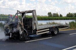 Vrachtwagen in brand bij Assendelft, N246 afgesloten