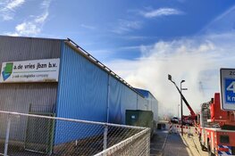 Flinke rookontwikkeling door brand in recyclingbedrijf in Zaandam