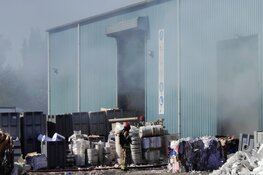 Flinke rookontwikkeling door brand in recyclingbedrijf in Zaandam