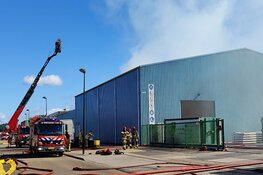 Flinke rookontwikkeling door brand in recyclingbedrijf in Zaandam