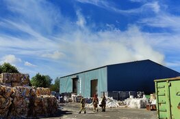 Flinke rookontwikkeling door brand in recyclingbedrijf in Zaandam