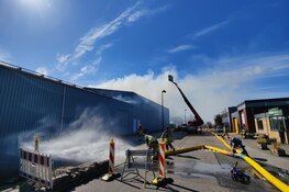 Flinke rookontwikkeling door brand in recyclingbedrijf in Zaandam
