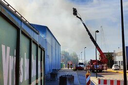 Flinke rookontwikkeling door brand in recyclingbedrijf in Zaandam