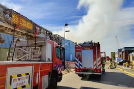 Flinke rookontwikkeling door brand in recyclingbedrijf in Zaandam