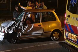 Auto raakt van de weg in Zaandam, twee gewonden