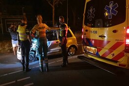 Auto raakt van de weg in Zaandam, twee gewonden