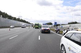 Auto op de kop na botsing met vrachtwagen op A8