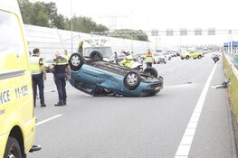 Auto op de kop na botsing met vrachtwagen op A8