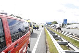 Auto op de kop na botsing met vrachtwagen op A8