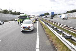 Auto op de kop na botsing met vrachtwagen op A8