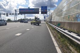 Ongeval op A8, auto rijdt twee keer tegen vangrail