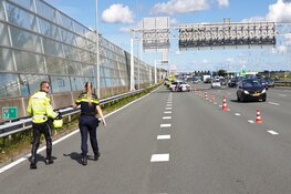 Ongeval op A8, auto rijdt twee keer tegen vangrail