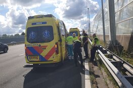 Ongeval op A8, auto rijdt twee keer tegen vangrail