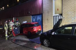 Twee auto&#39;s door brand verwoest, vermoeden van brandstichting