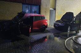 Twee auto&#39;s door brand verwoest, vermoeden van brandstichting