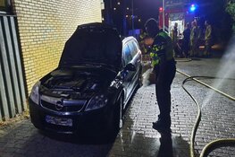 Twee auto&#39;s door brand verwoest, vermoeden van brandstichting