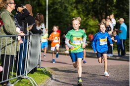 Ben jij tussen de 4 en 13 jaar? Ren dan mee met de Mini Dam tot Damloop in Zaandam of Amsterdam