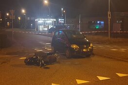 Scooter rijdt hard op auto in Zaandam, twee gewonden