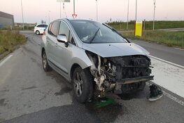 Auto knalt op rotonde in Westzaan