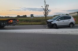 Auto knalt op rotonde in Westzaan