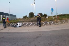 Auto knalt op rotonde in Westzaan