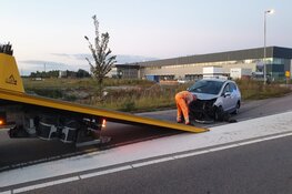 Auto knalt op rotonde in Westzaan