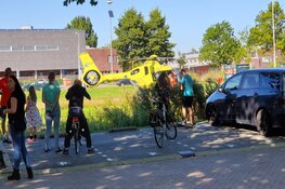 Auto tegen lantaarnpaal gereden bij busbrug Koog aan de Zaan