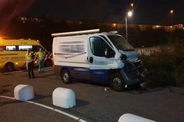 Bestuurder bestelbus rijdt tegen pijlwagen in Oostzaan