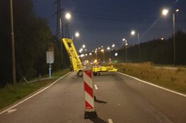 Bestuurder bestelbus rijdt tegen pijlwagen in Oostzaan