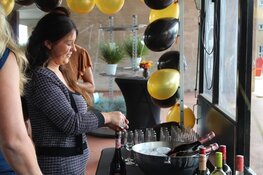 Feestelijk heropende Bloemenshop Klavertje 8 sponsort Zaans voetbaltalent Ginia Caprino