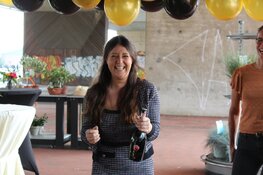 Feestelijk heropende Bloemenshop Klavertje 8 sponsort Zaans voetbaltalent Ginia Caprino