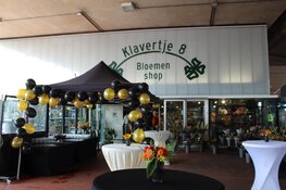 Feestelijk heropende Bloemenshop Klavertje 8 sponsort Zaans voetbaltalent Ginia Caprino