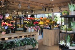 Feestelijk heropende Bloemenshop Klavertje 8 sponsort Zaans voetbaltalent Ginia Caprino
