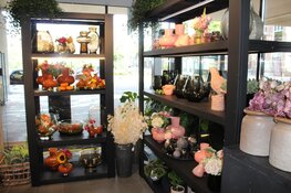 Feestelijk heropende Bloemenshop Klavertje 8 sponsort Zaans voetbaltalent Ginia Caprino