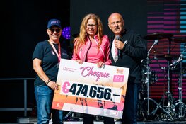 Wandelaars op roze wolk tijdens 18e Pink Ribbon Dam tot Dam Wandeltocht