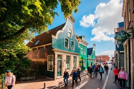 Wandelaars op roze wolk tijdens 18e Pink Ribbon Dam tot Dam Wandeltocht