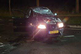Auto crasht op rotonde in Assendelft