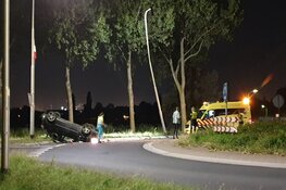 Auto crasht op rotonde in Assendelft