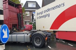 Aanhanger van vrachtwagen veroorzaakt verkeerschaos in Wormerveer