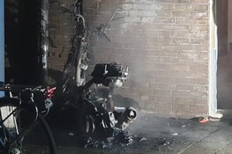 Motorfiets in brand tegen flat in Wormerveer
