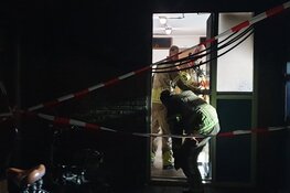 Motorfiets in brand tegen flat in Wormerveer