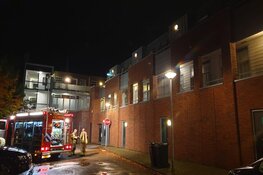 Auto brand uit in parkeergarage in Oostzaan, appartementen tijdelijk ontruimd