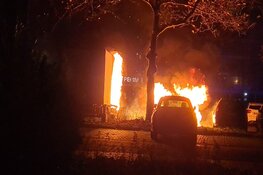 Auto en bestelbus uitgebrand in Zaandam