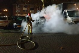 Auto en bestelbus uitgebrand in Zaandam