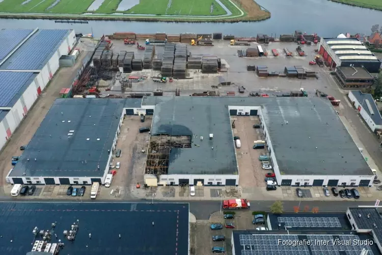 Schade door brand bij bedrijf in Westknollendam goed zichtbaar vanuit de lucht