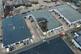 Schade door brand bij bedrijf in Westknollendam goed zichtbaar vanuit de lucht