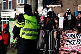 Demonstranten met eieren bekogeld bij sinterklaasintocht in Zaandam