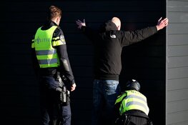 Demonstranten met eieren bekogeld bij sinterklaasintocht in Zaandam