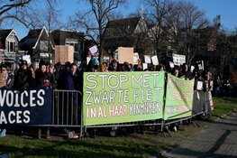 Demonstranten met eieren bekogeld bij sinterklaasintocht in Zaandam