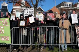 Demonstranten met eieren bekogeld bij sinterklaasintocht in Zaandam